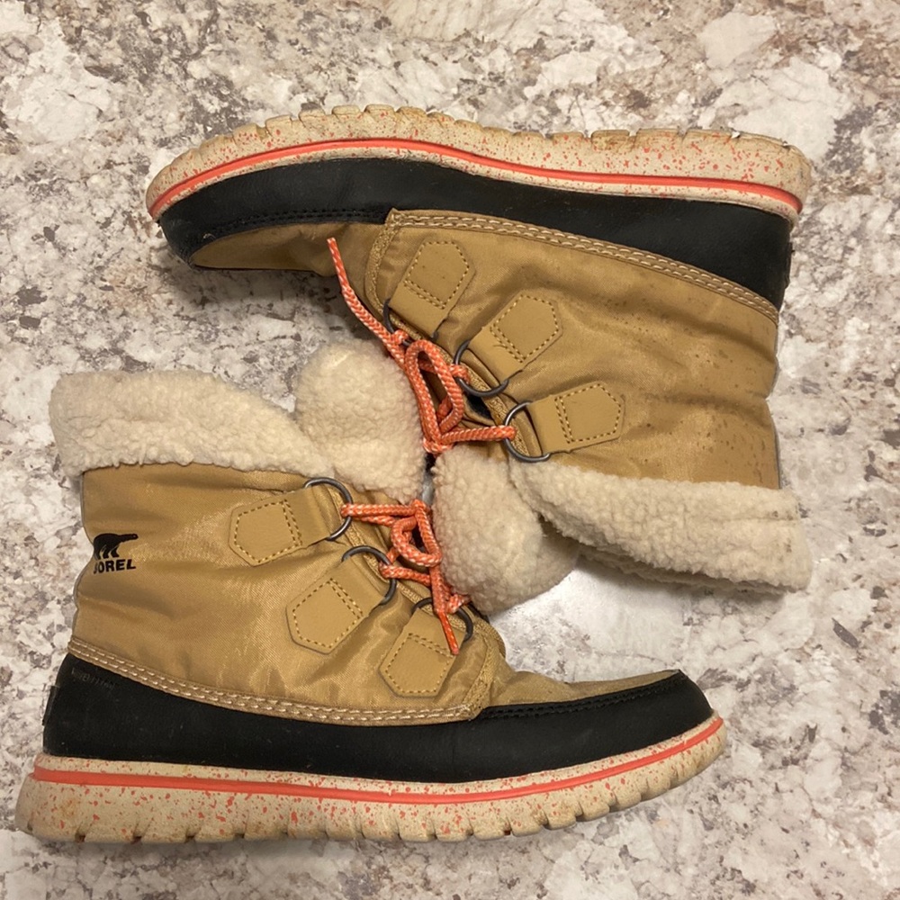Sorel Women's Tan and Black Lace-Up Winter Boots with Orange Laces